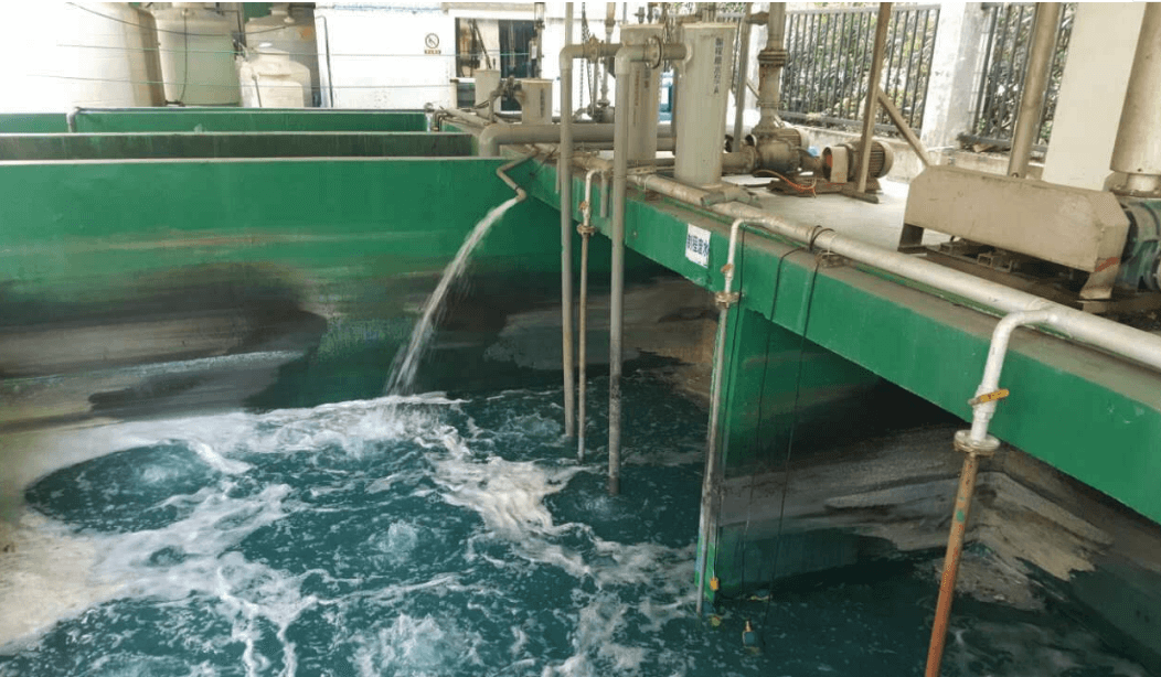 （圖：電鍍廢水泡沫現場）