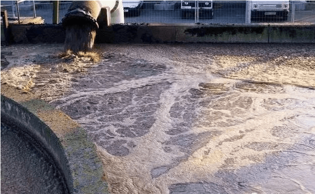 （圖：南輝造紙客戶廢水泡沫池起泡現(xiàn)場(chǎng)）