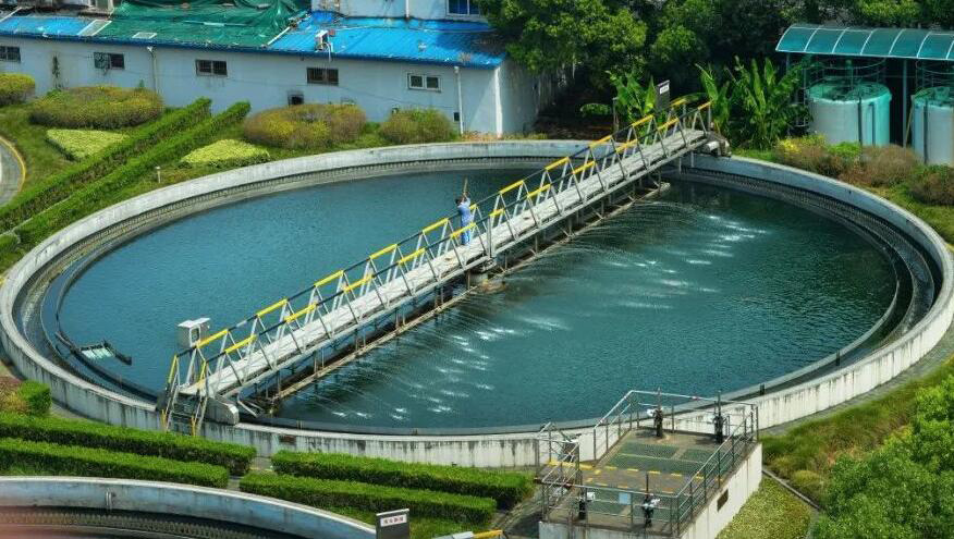 （圖：工業廢水污水池）