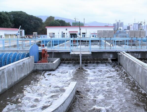 （圖：工業廢水污水泡沫）