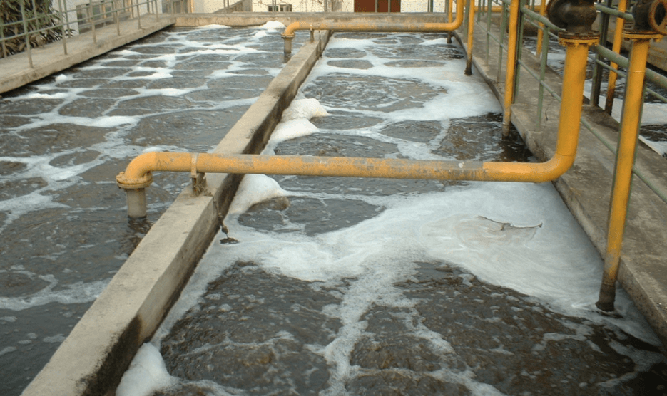 (圖:電鍍廢水污水起泡現場)