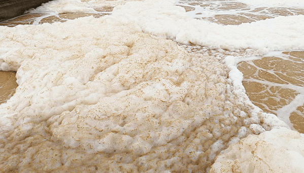 (圖:化工污水處理起泡場景)